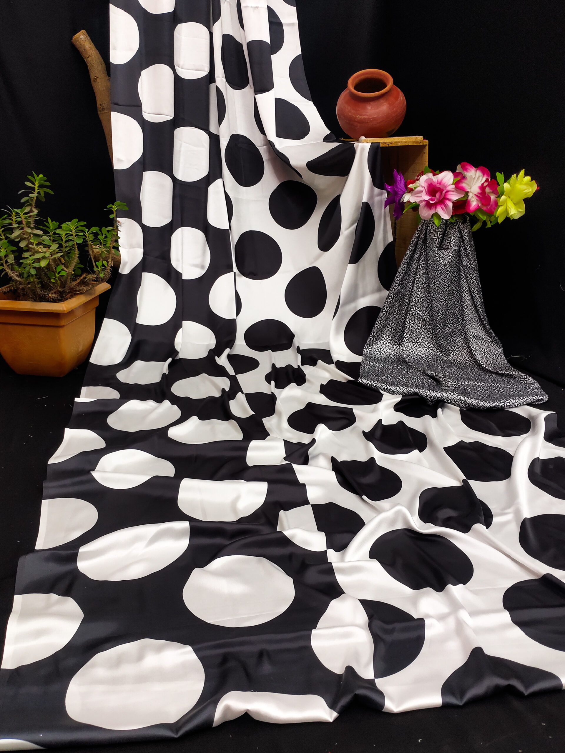 BLACK & WHITE DIVA DRAPE - Image 6